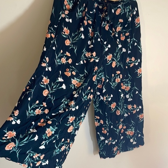 American Eagle Black Floral‎ Pants - Picture 2 of 5